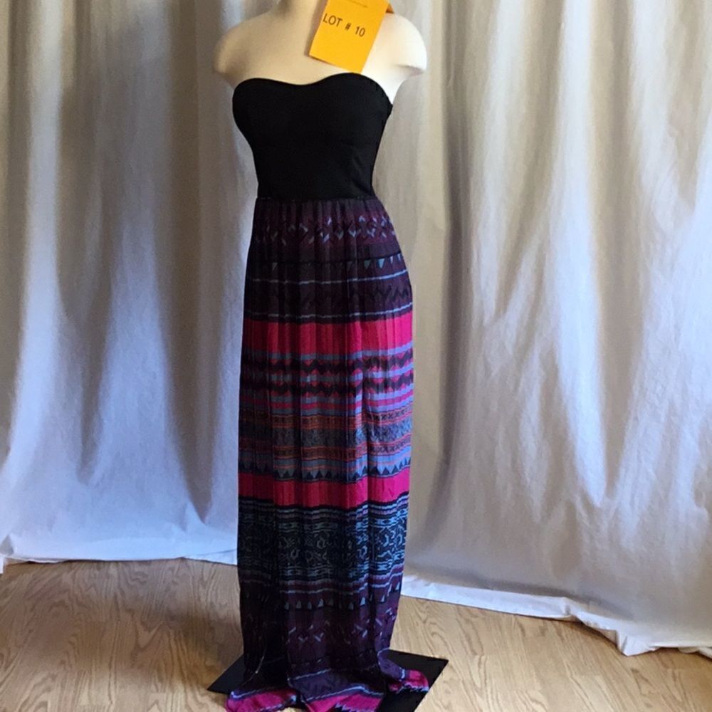 Strapless maxi dress w/ pleated skirt in size med.